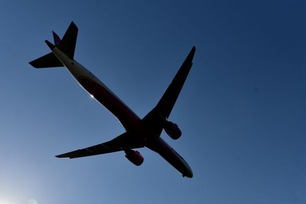 Avião cruza o céu de Camburi e segue para pousar no Aeroporto de Vitória 