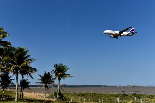  Avião cruza o céu de Camburi e segue para pousar no Aeroporto de Vitória 