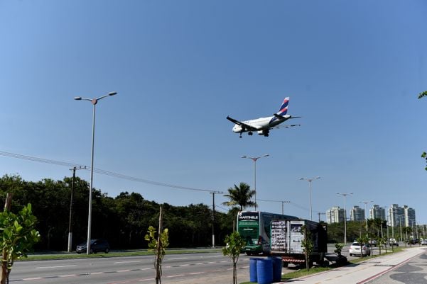  Avião cruza o céu de Camburi e segue para pousar no Aeroporto de Vitória 