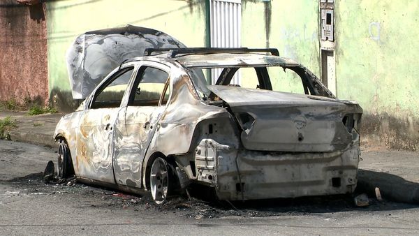 Criminosos atiraram e incendiaram carro na Serra