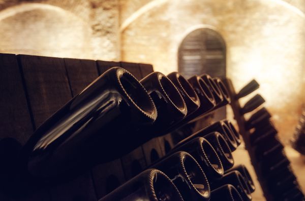 Garrafas de vinho em uma adega