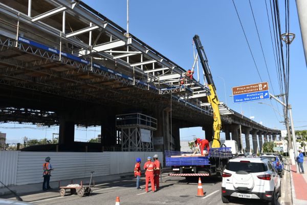 Operários trabalham na Terceira Ponte por Fernando Madeira