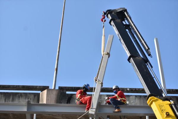 Operários trabalham na Terceira Ponte por Fernando Madeira