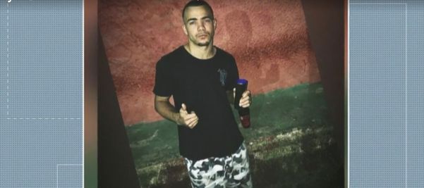 Segundo moradores, Igor Vieira de Souza, de 19 anos, estava pulando de casa em casa