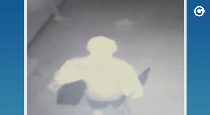 Câmeras de segurança flagraram o suspeito passando pelo corredor da escola na madrugada desta terça-feira (14). Na sala da pedagoga, ele deixou bilhete xingando a servidora