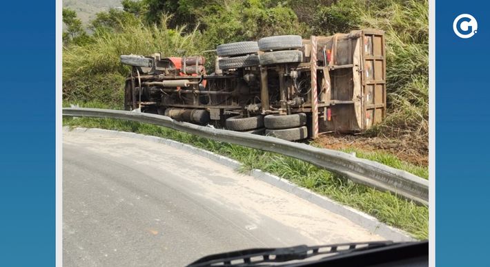 Populares relataram aos militares que o motorista pulou do caminhão, que teria passado por cima de suas pernas, capotando em seguida na manhã desta terça-feira (14)