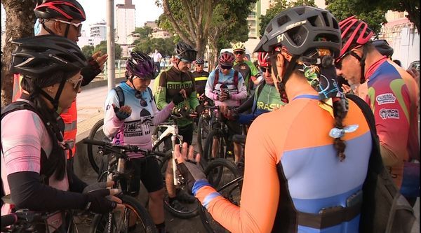 Antes devoltar a pedalar, grupo fez uma oração em Cachoeiro de Itapemirim