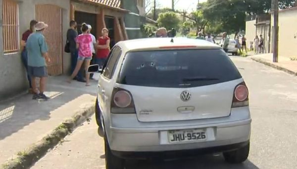 Carro ficou com marcas de tiros na Serra