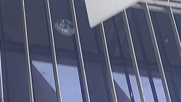 No vidro, a marca de um dos tiros efetuados nesta terça-feira (14) por A Gazeta