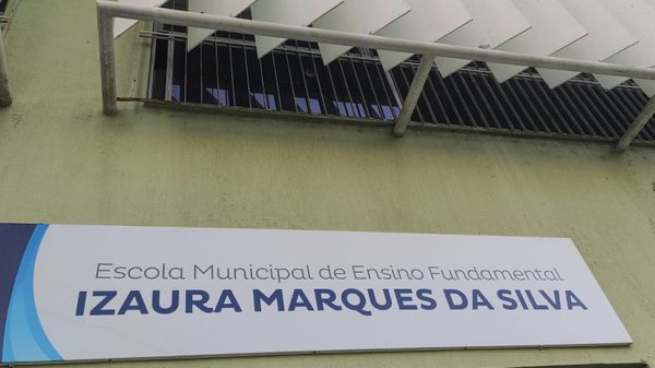 Sala atingida por disparo fica no segundo andar da escola por A Gazeta