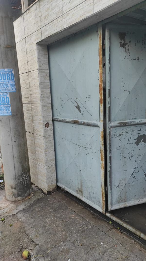 No colégio, também é possível ver uma marca de tiro perto da lateral da porta de ferro por A Gazeta