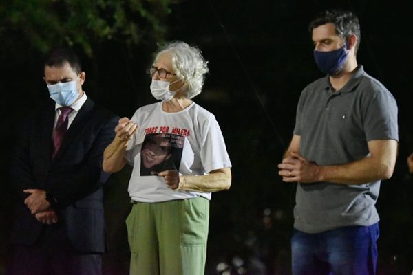 Familiares e amigos de Milena Gottardi se reuniram no estacionamento do Hucam na noite desta terça (14) para um momento de silêncio e oração por Fernando Madeira