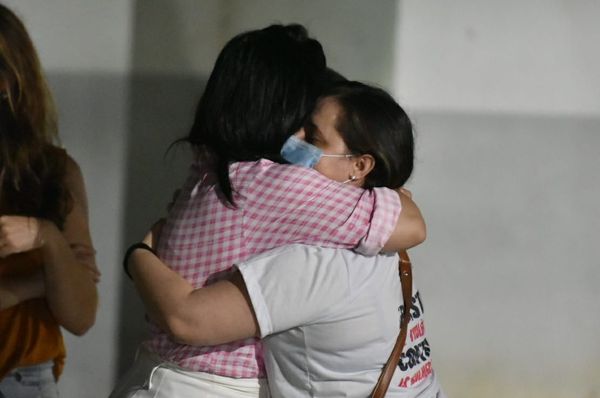 Familiares e amigos de Milena Gottardi se reuniram no estacionamento do Hucam na noite desta terça (14) para um momento de silêncio e oração por Fernando Madeira