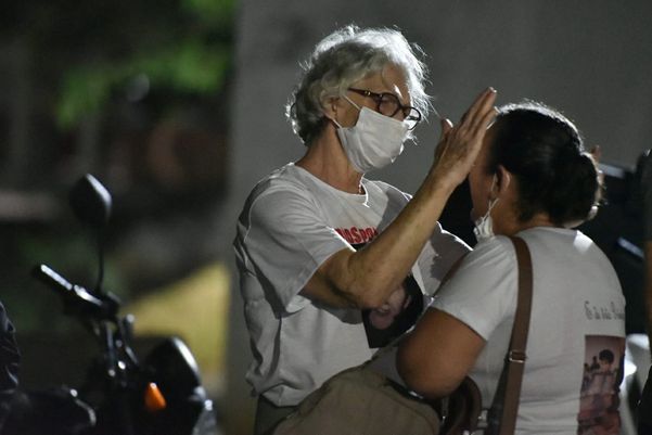 Familiares e amigos de Milena Gottardi se reuniram no estacionamento do Hucam na noite desta terça (14) para um momento de silêncio e oração por Fernando Madeira