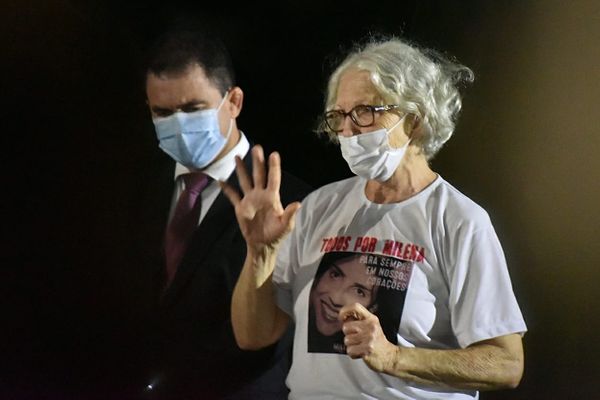 Familiares e amigos de Milena Gottardi se reuniram no estacionamento do Hucam na noite desta terça (14) para um momento de silêncio e oração por Fernando Madeira