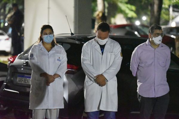 Familiares e amigos de Milena Gottardi se reuniram no estacionamento do Hucam na noite desta terça (14) para um momento de silêncio e oração por Fernando Madeira