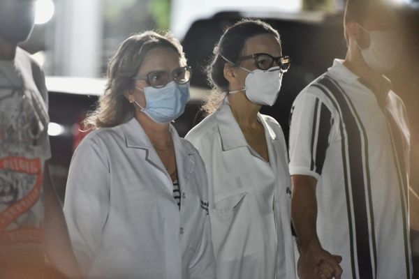 Familiares e amigos de Milena Gottardi se reuniram no estacionamento do Hucam na noite desta terça (14) para um momento de silêncio e oração por Fernando Madeira