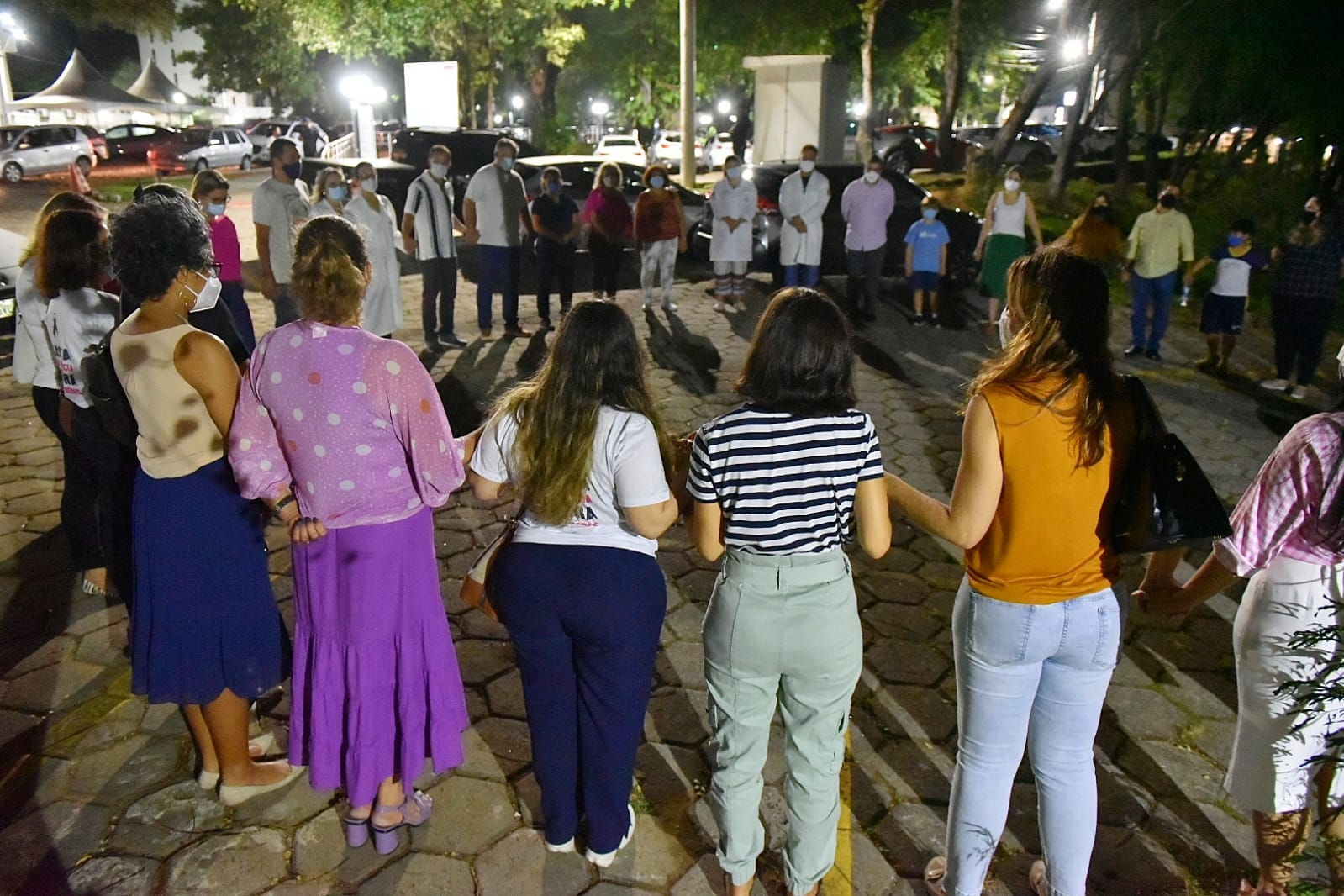Familiares e amigos de Milena Gottardi se reuniram no estacionamento do Hucam na noite desta terça (14) para um momento de silêncio e oração