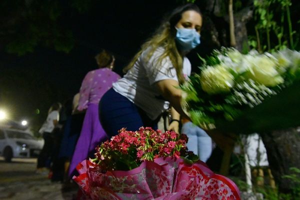 Familiares e amigos de Milena Gottardi se reuniram no estacionamento do Hucam na noite desta terça (14) para um momento de silêncio e oração por Fernando Madeira