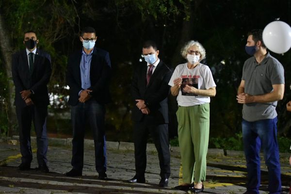 Familiares e amigos de Milena Gottardi se reuniram no estacionamento do Hucam na noite desta terça (14) para um momento de silêncio e oração por Fernando Madeira