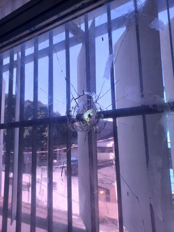 Foto mostra o tiro que atravessou a janela de uma sala de aula da Emef Izaura Marques da Silva, em Andorinhas, Vitória por Acervo pessoal