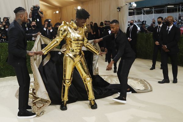 MET Gala 2021: o rapper Lil Nas X durante a troca de looks no tapete bege. Foram três looks apresentados pelo rapper por Reuters/Folhapress