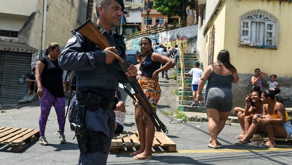 Segundo a PM, algumas vias estão interditadas com barricadas e fogo. Durante a manhã desta quarta-feita (15), moradores também realizaram manifestação