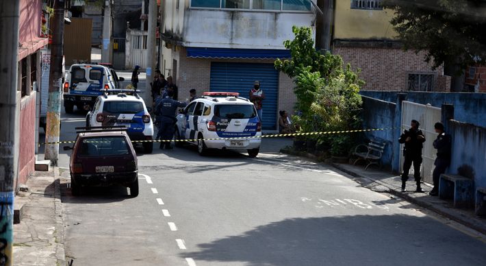 A polícia informou que, enquanto militares faziam as buscas na casa do suspeito, um artefato explosivo foi lançado na direção dos agentes policiais na quarta-feira (15)