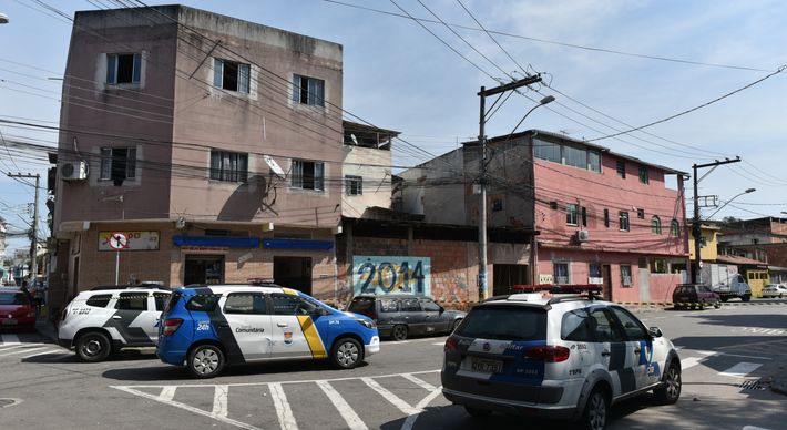 Segundo a Polícia Militar, os agentes estavam fazendo buscas na casa de um homem de 28 anos, apontado como gerente do tráfico do Morro do Macaco, quando o artefato bomba foi lançado