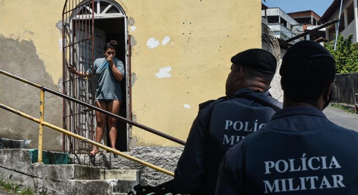 Linhas municipais tiveram o itinerário modificado. Além disso, uma escola e uma creche adotaram aulas remotas e a unidade de saúde fechou as portas nesta quarta (15)