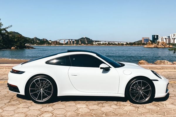 Cobiçado no mercado automotivo, Porsche 911 Carrera tem fila de espera de 18 meses.