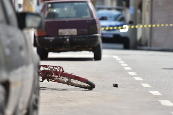 Com suspeita de bomba, rua é isolada pela PM em bairro de Vitória por Fernando Madeira