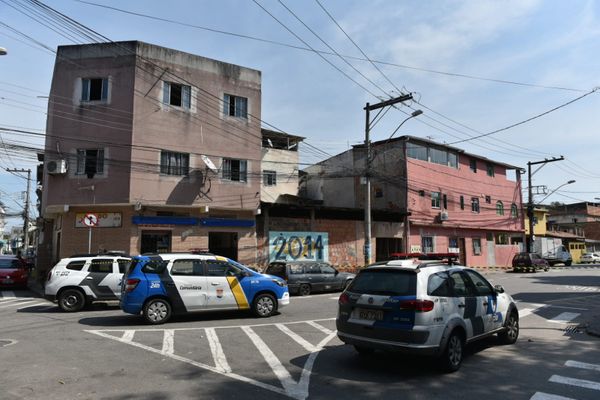 Com suspeita de bomba, rua é isolada pela PM em bairro de Vitória por Fernando Madeira