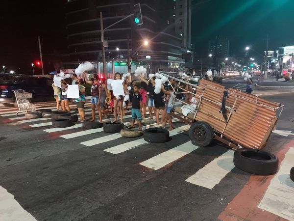 Moradores de Andorinhas realizam protesto na noite desta quarta-feira (15)  por Caique Verli