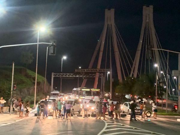Moradores de Andorinhas realizam protesto na noite desta quarta-feira (15) por Leitor | A Gazeta