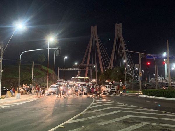 Moradores de Andorinhas realizam protesto na noite desta quarta-feira (15) por Leitor | A Gazeta