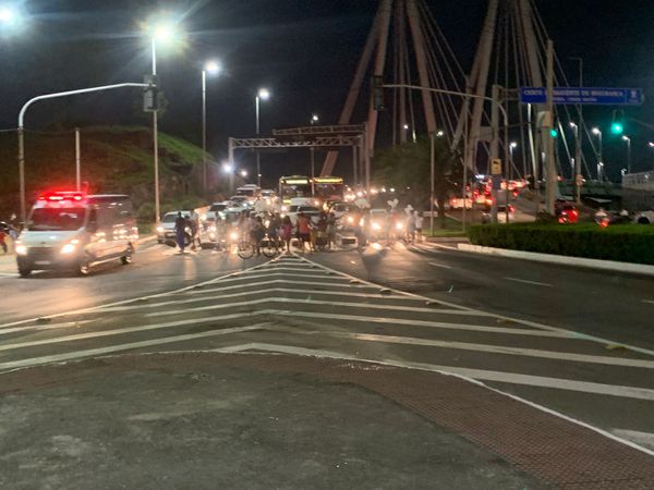 Moradores de Andorinhas realizam protesto na noite desta quarta-feira (15) por Leitor | A Gazeta