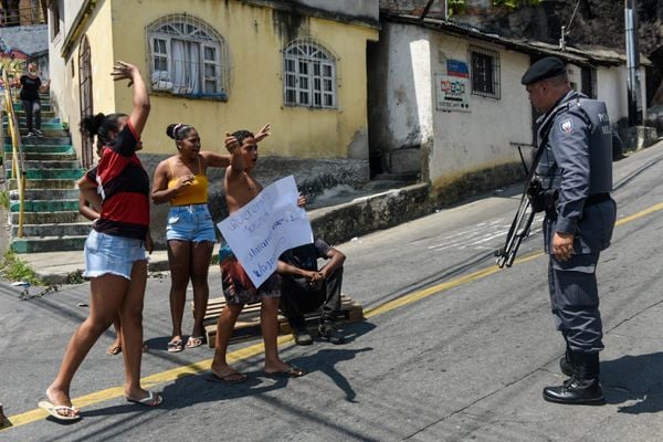 Moradores de Santa Tereza fazem protesto por morte de jovem de 22 anos durante confronto com a PM