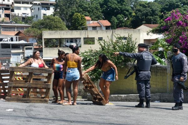 Moradores de Santa Tereza fazem protesto por morte de jovem de 22 anos durante confronto com a PM por Vitor Jubini