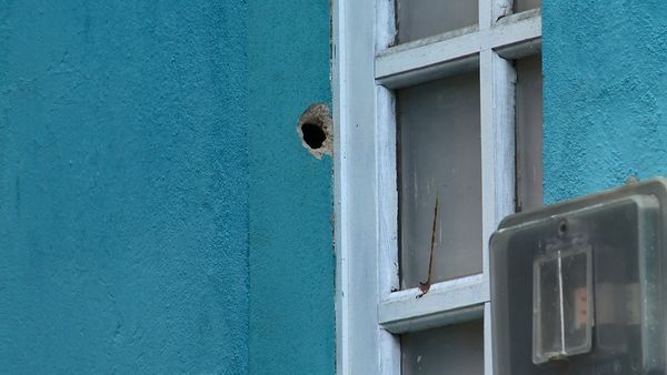 Moradores mostram marcas de tiroteio no bairro Nova Palestina, em Vitória
