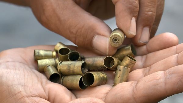 Moradores mostram marcas de tiroteio no bairro Nova Palestina, em Vitória