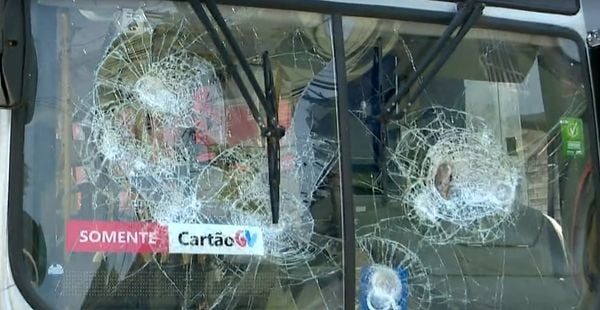 Ônibus foi apedrejado na região do Morro do Quadro, em Vitória, nesta quarta-feira (15)