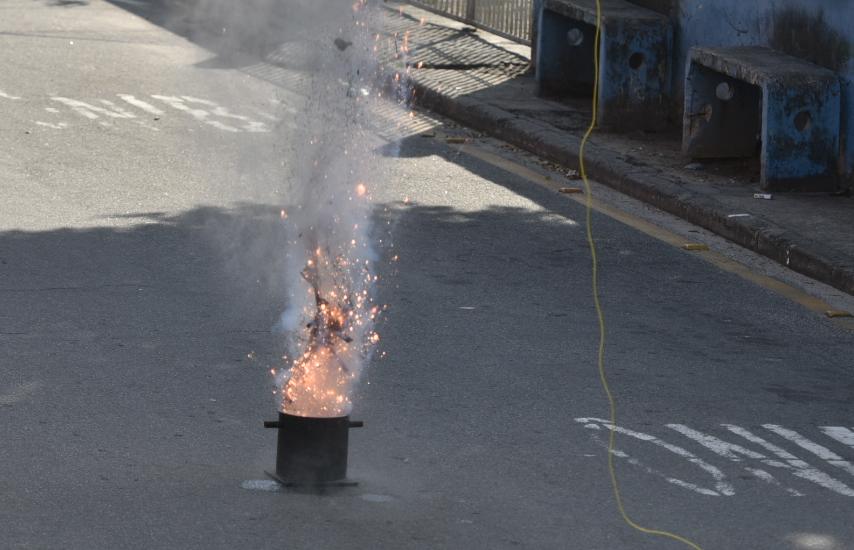 Sequência de imagens mostra momento da explosão de artefato em Andorinhas, em Vitória