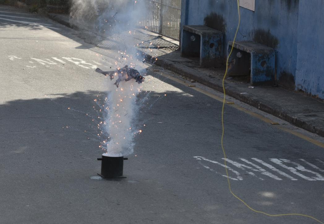 Sequência de imagens mostra momento da explosão de artefato em Andorinhas, em Vitória