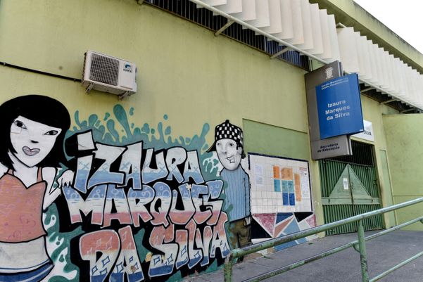 Marcas de tiros no muro da Escola Izaura Marques da Silva, que permaneceu fechada devido tiroteio na manhã desta quarta-feira no bairro Andorinhas, em Vitória 
