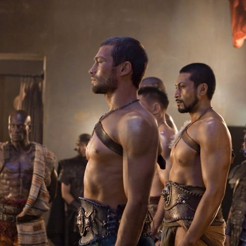 Streaming fez sumir o medo do nu frontal, mas uso de próteses enormes só reforça o machismo, dizem especialistas