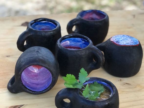 O drinque Madalena é servido em canecas de barro feitas pela paneleira Jaqueline Gomes, de Goiabeiras, com arte de Marise Perin inspirada nas cores do céu capixaba por Babado Bar/Divulgação