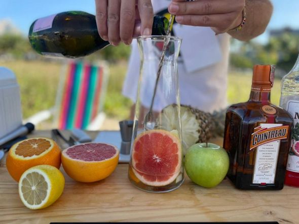 O drinque em jarra As Patricinhas de Beverly Hills contém espumante, cointreau, xarope de toranja, abacaxi, laranja bahia, limão siciliano, maçã verde, morango e hortelã por Babado Bar/Divulgação
