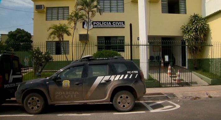 Vítima fugiu para a casa de uma amiga para pedir ajuda. Segundo informações do boletim de ocorrência, a irmã da vítima foi quem acionou a polícia