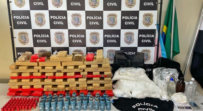 A Polícia Civil explicou que o local era utilizado como laboratório de refino e fabricação de drogas; responsável pelo imóvel não estava no local, mas já foi identificado
